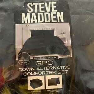 Beautiful Steve madden three piece comforter set